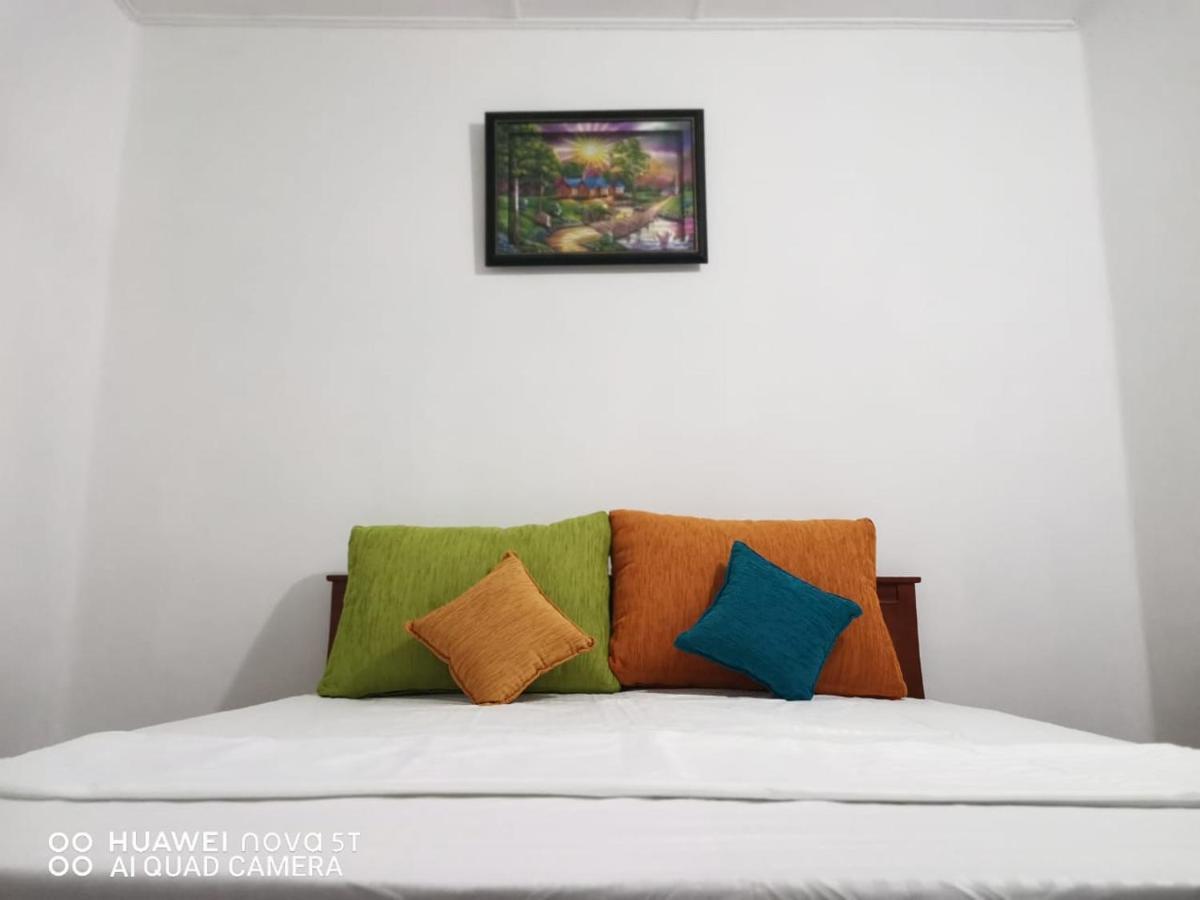 Bee Cottage Negombo Bagian luar foto