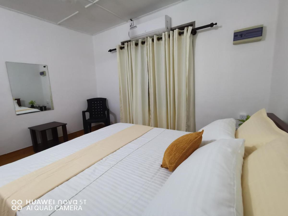 Bee Cottage Negombo Bagian luar foto
