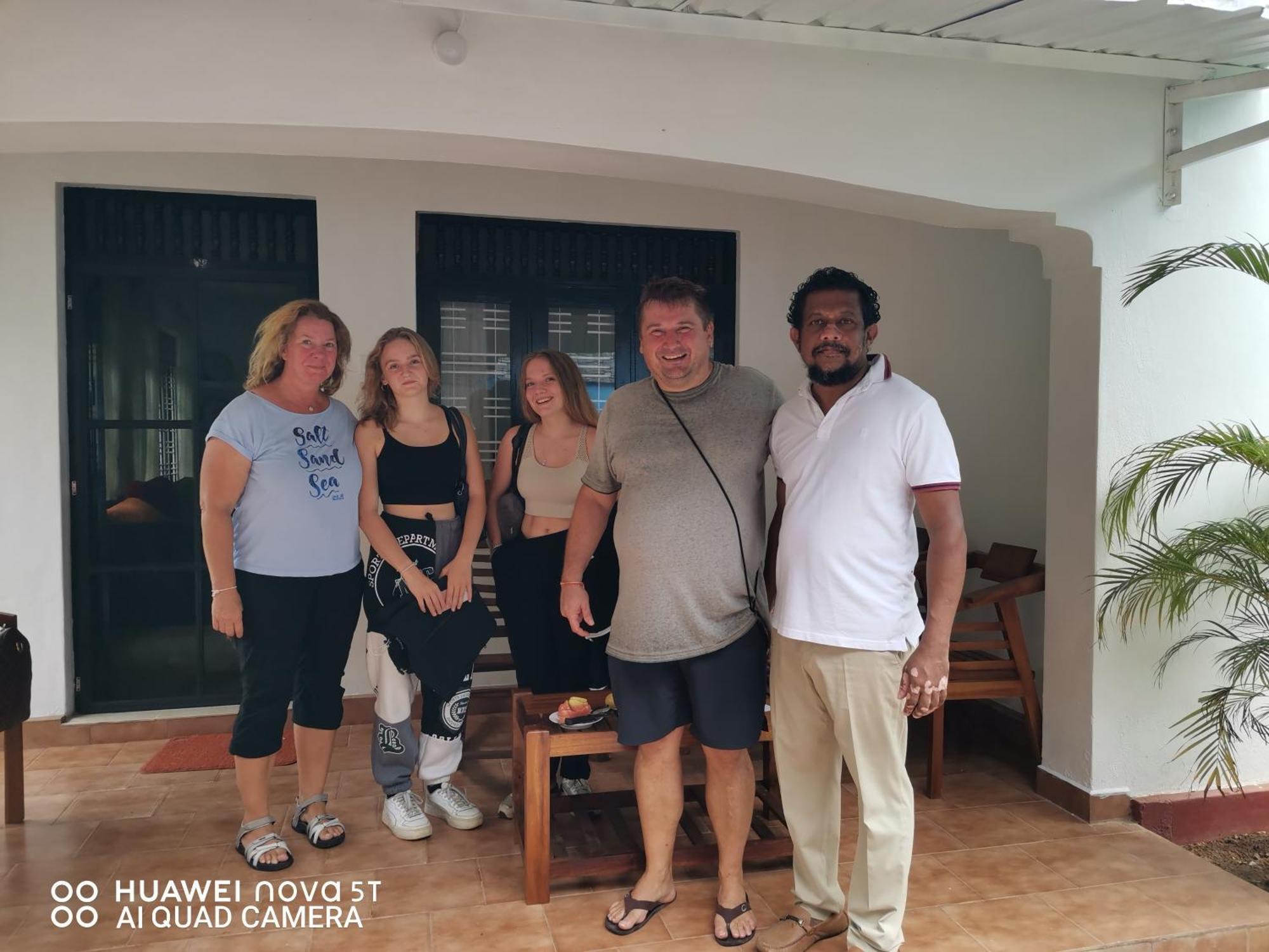 Bee Cottage Negombo Bagian luar foto