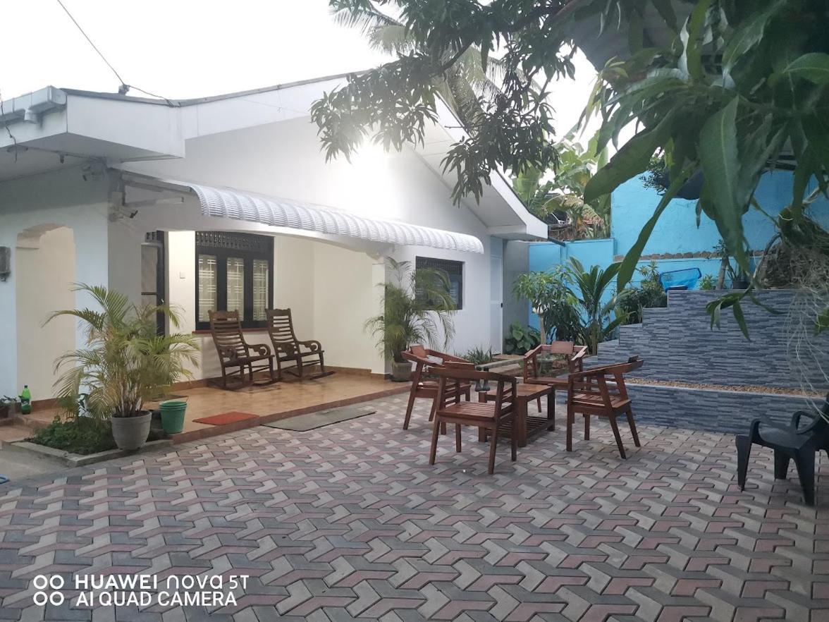 Bee Cottage Negombo Bagian luar foto